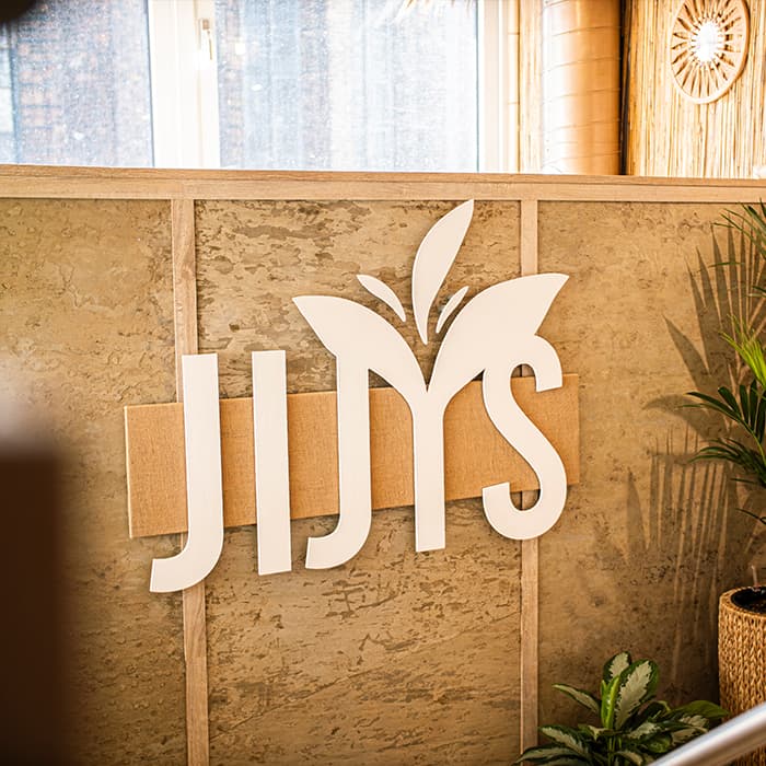 JIJI'S Logo an der Wand